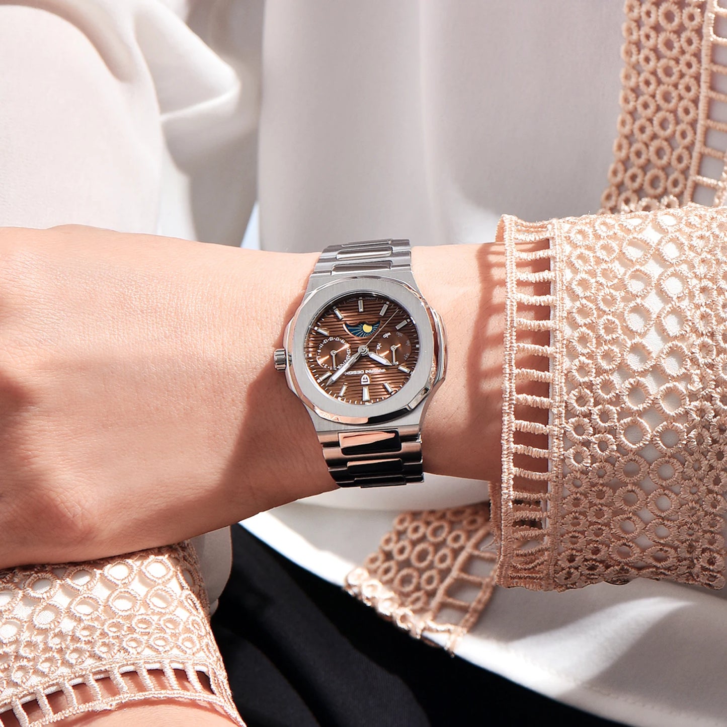 Women's Luxury Watch With Quartz Movement and Waterproof